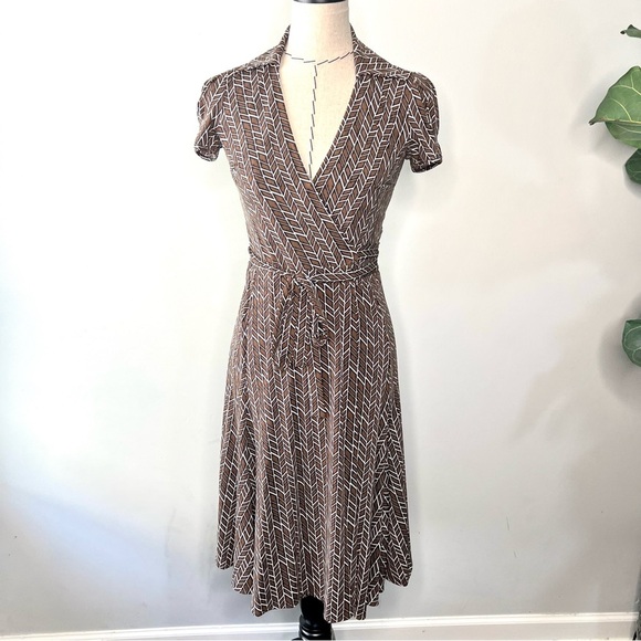 BCBGMaxAzria Wrap Midi Dress size XS cap pleated sleeves chevron modern print - Picture 1 of 10
